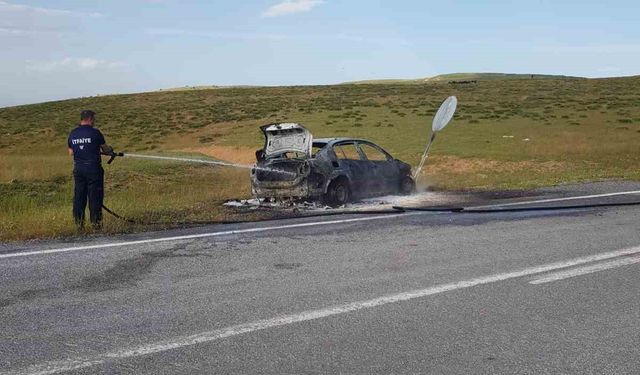 Muş’ta seyir halindeki araç yanarak kullanılamaz hale geldi