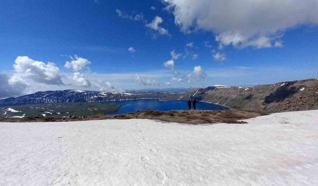 Nemrut Kalderası’nın bir yanı kar bir yanı bahar