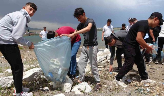 Öğrenci ve öğretmenler Van Gölü sahilini temizledi