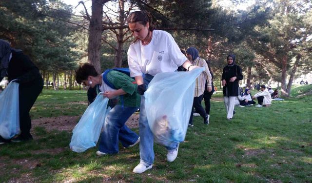 Öğrenciler bir günde kampüste 10 römork çöp topladı