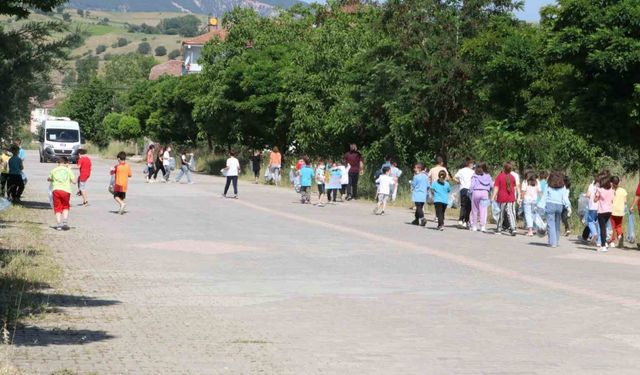 Öğrenciler ’Dünya Çevre Günü’nde mahalleyi temizledi