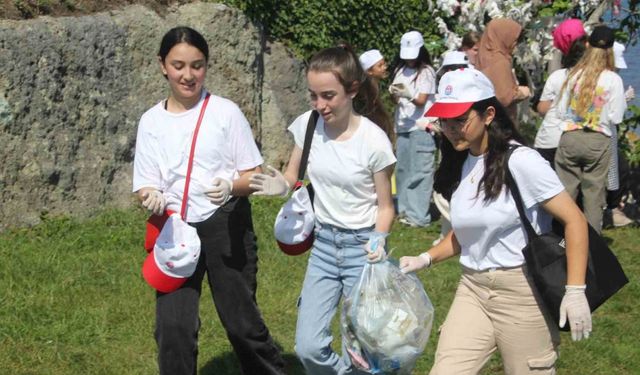 Öğrenciler, Dünya Çevre Günü’nde tarihi Yason Burnu’nda çöp topladı