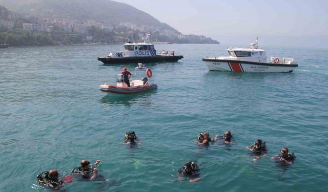 Ordu’da dalgıçlar denizde dip temizliği yaptı