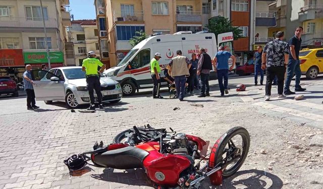 Otomobil ile çarpışan motosikletin sürücüsü yaralandı