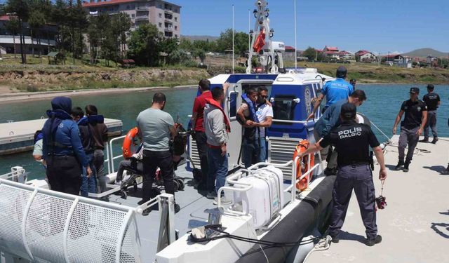 Özel öğrenciler polis botuyla Van Gölü’nü gezdi