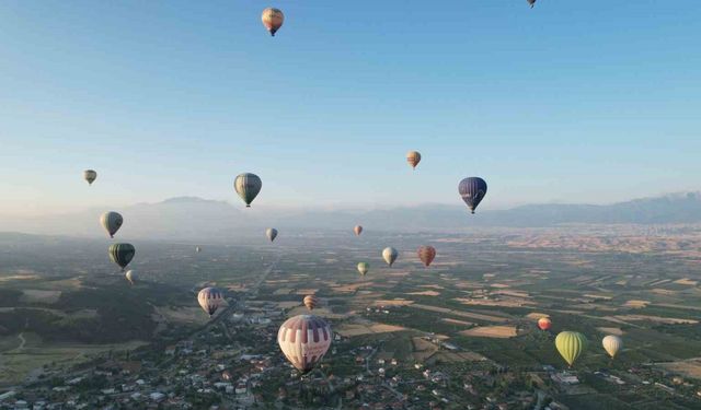 Pamukkale’de balonlar günde 300 turist ile birlikte yükseliyor