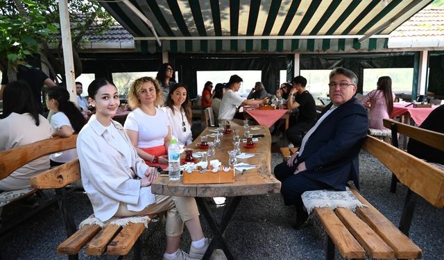 Rektör Özölçer Uluslararası Öğrencilerle bir araya geldi