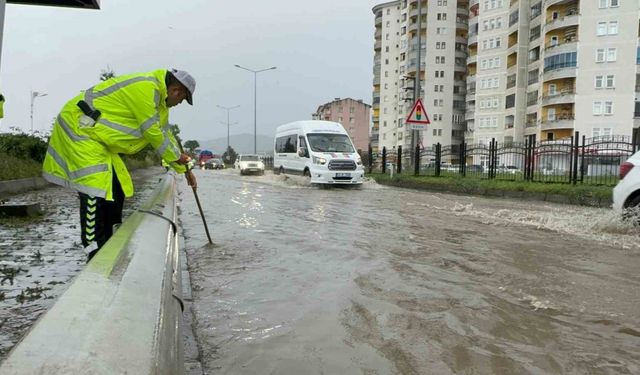 Rize’de sağanak yağmur sonrası cadde ve sokaklar göle döndü