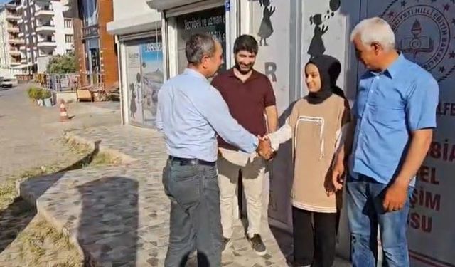 Şanlıurfa’da tüm soruları yanlış cevaplayan öğrenciye altın ödüllü verildi