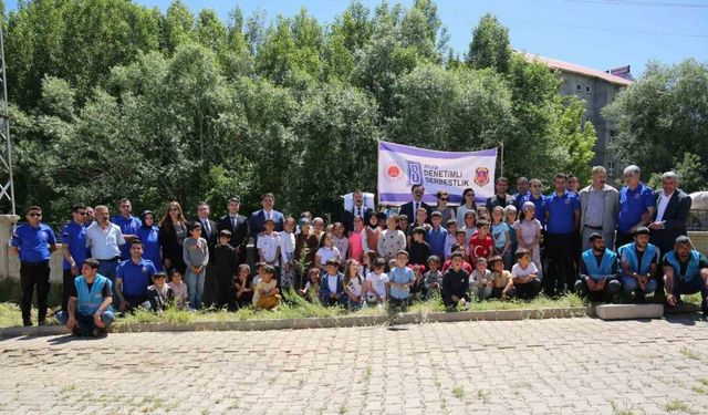 Savcı ve hakimler köy okulunda öğrencilerle fidan diktiler