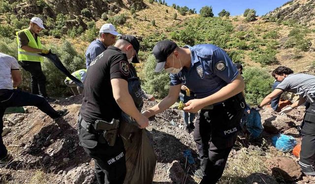 Şemdinli-Derecik yolu 40 yıl aradan sonra çöplerden arındırıldı