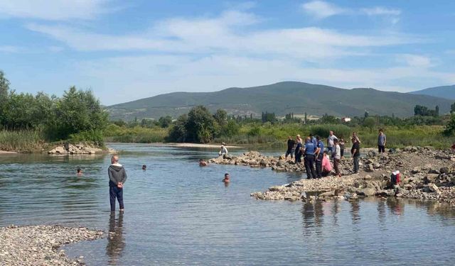 Serinlemek için girdiği suda boğuldu