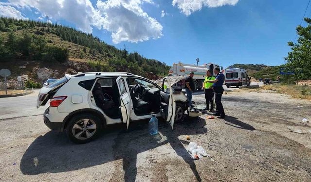 Seyir halindeki otomobil alev aldı, 3 kişi dumandan etkilendi