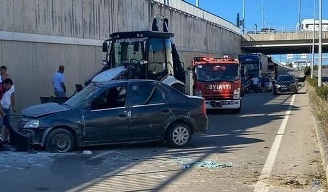 Sinop’ta otomobil elektrik direğine çarptı: 4 yaralı