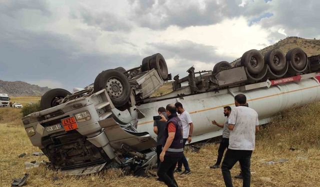 Şırnak’ta petrol yüklü tanker devrildi: 2 yaralı