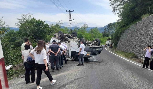 Takla atan mobilya yüklü kamyonetten yara almadan kurtuldular