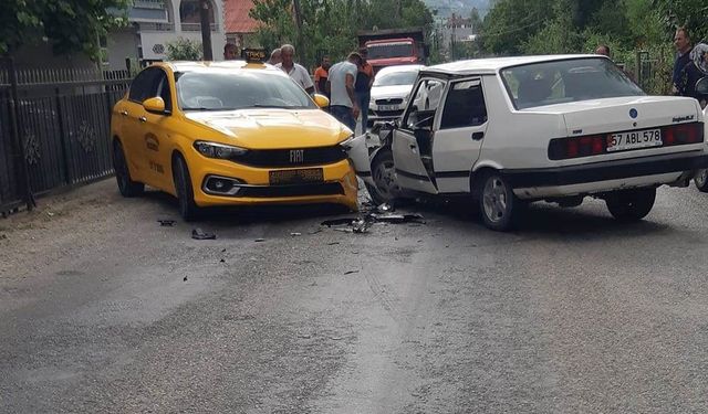 Ticari taksi ile otomobil çarpıştı: 3 yaralı