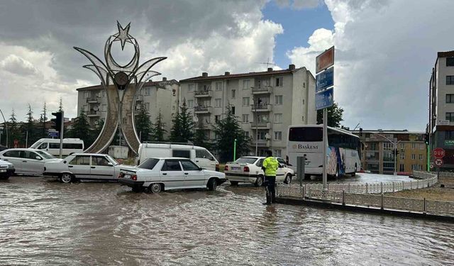 Uşak’ta yağmur ve dolu yolları göle çevirdi