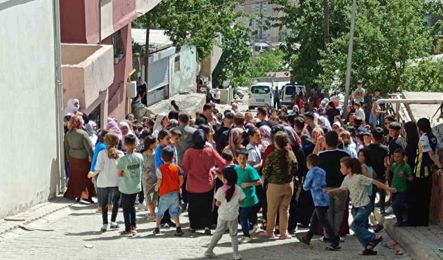 Vali Atay çocuklara bayram harçlığı dağıttı