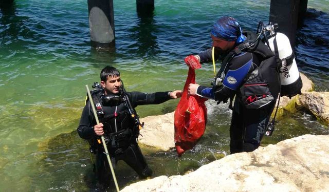 Van Gölü’ne dalış yapan dalgıçlar 10 dakikada çok miktarda çöp çıkardı