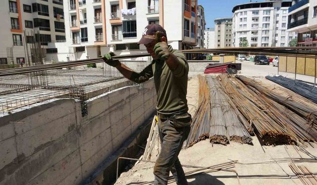 Van’da inşaat işçilerinin sıcaklarla mücadelesi başladı