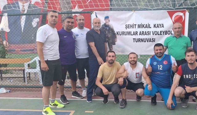 Voleybol turnuvasında Azmi Milli Okulu şampiyon oldu