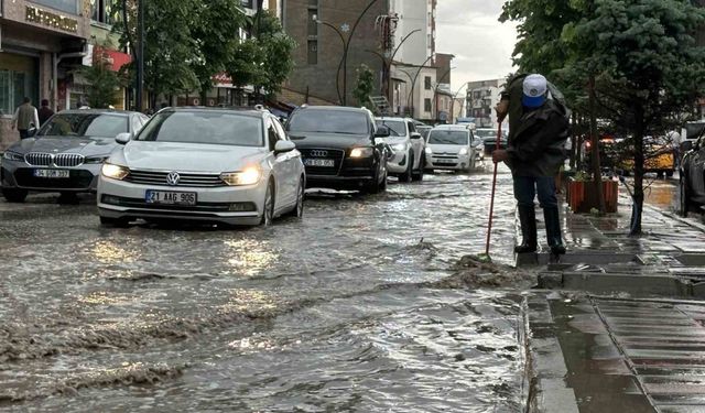 Yüksekova’da yollar göle döndü