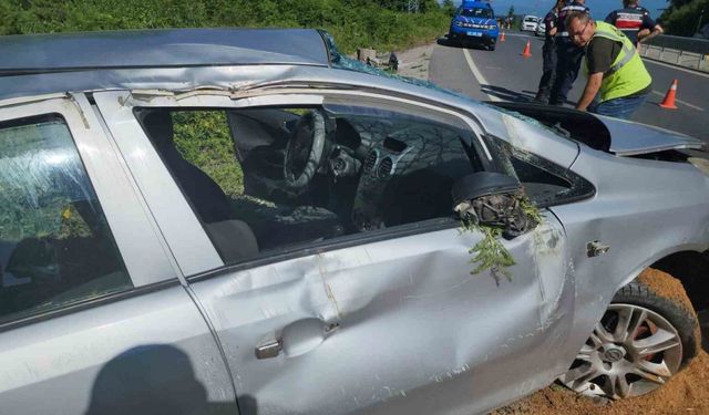 Zonguldak’ta refüjdeki direğe çarpan otomobil su kanalına düştü: 4 yaralı