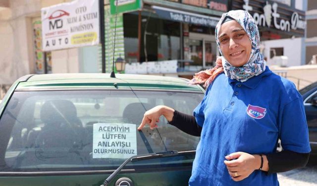 14 yıldır ehliyeti olmasına rağmen araç kullanamayan kadın, "Acemiyim. Lütfen anlayışlı olur musunuz" notu sayesinde korkusunu yendi