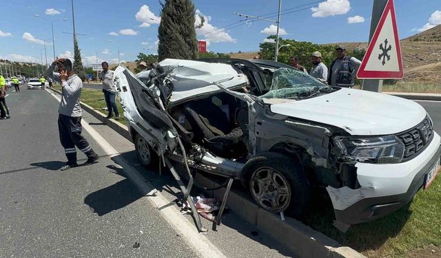 AKSA Fırat Elektrik Dağıtım Şirketine ait hafif ticari araç kontrolden çıkarak tırın altına girdi: 2 yaralı