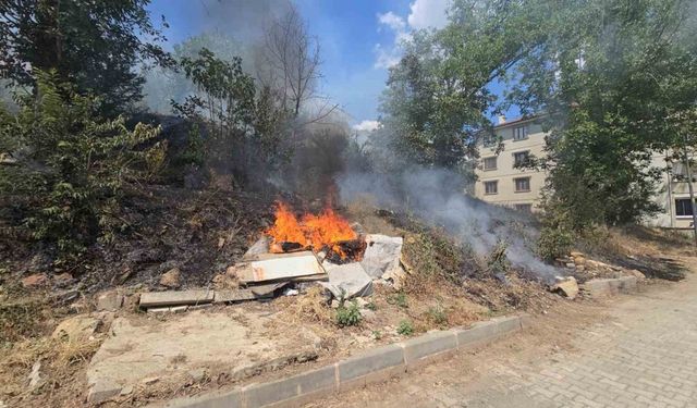 Anız yangını vatandaş itfaiye iş birliğiyle söndürüldü