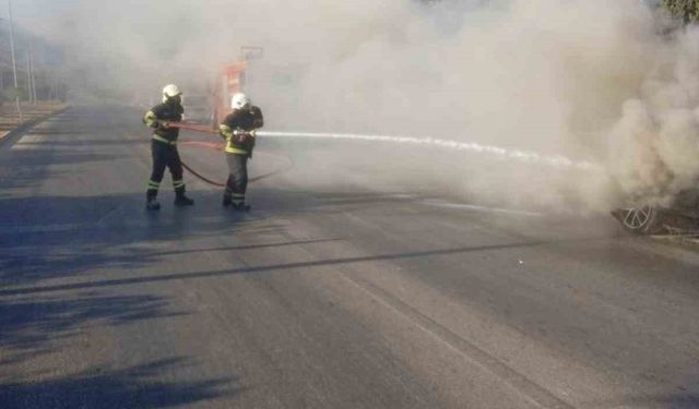 Antakya’da otomobil alev alev yandı