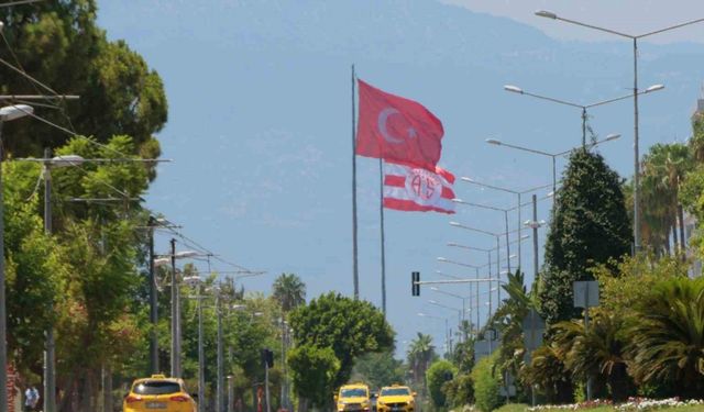 Antalya’da rekor sıcaklık nedeniyle sokaklar boşaldı, sahiller doldu