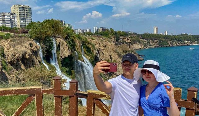 Antalya’da turistlerin ilk durağı Düden Şelalesi