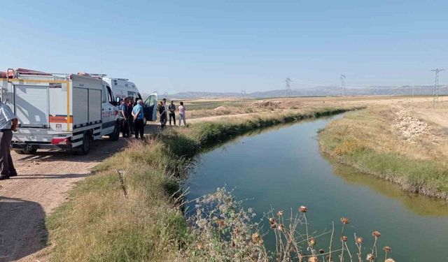 Askıda kalan aracını kurtarmak isterken kanala düşerek boğuldu