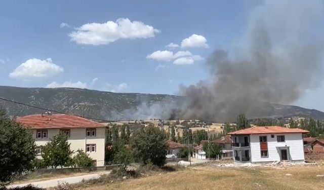 Balya makinesi yandı, alevler ekili tarlaya sıçradı