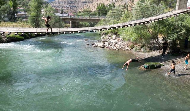 Beytüşşebap’ta çocuklar, kar sularıyla beslenen çayda serinlemenin keyfini çıkarıyor