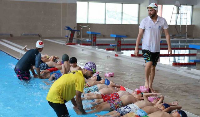 Bozkır topraklarda gençler, yüzerek sağlıklı kalıyor