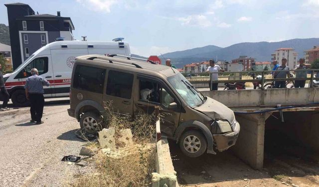 Burdur’da iki otomobil çarpıştı, araçlardan biri köprüde asılı kaldı: 3 yaralı