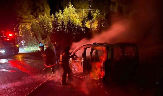 Burdur’da seyir halindeki hafif ticari araç alevlere teslim oldu