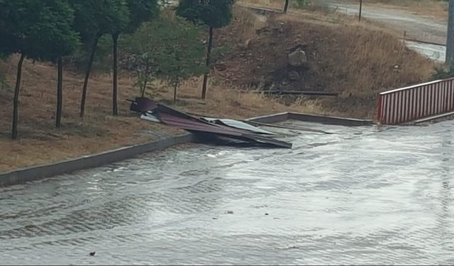 Çatının uçma anı kamerada