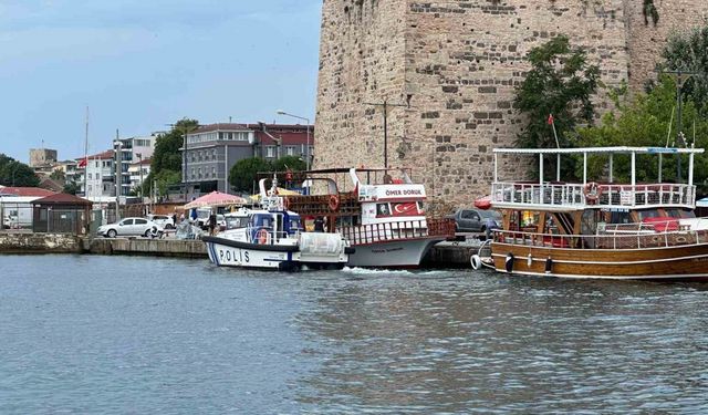 Dalgıçların deniz dibi temizliği sırasında gezi teknesi paniği