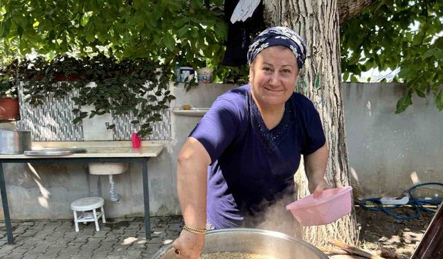 Deprem bölgesinde bolluk ve bereketin simgesi aşure odun ateşinde pişti