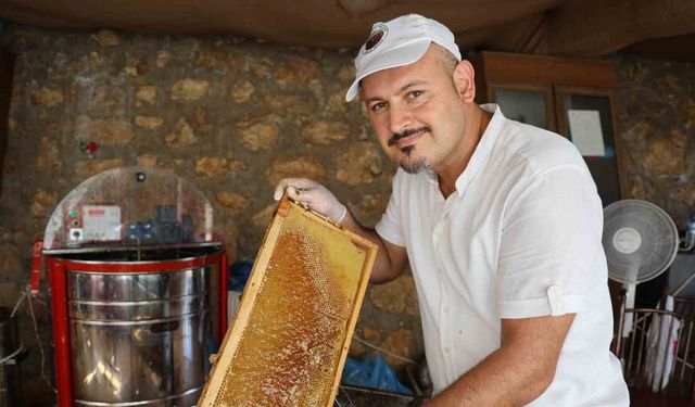 Depremzede arıcının yüzü bereketli geçen erken bal hasadıyla güldü