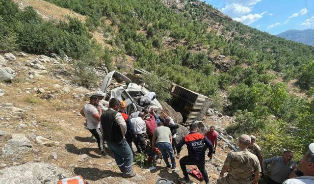 Devrilen kamyonetin altında kalan sürücü yaralandı