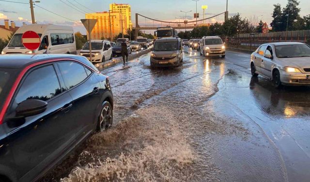 Diyarbakır’da sağanak yağış rögar tıkattı, kilometrelerce araç trafiği oluştu