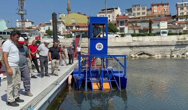 Eğirdir Gölü üzerindeki yosunlar ve otlar temizlenmeye başladı