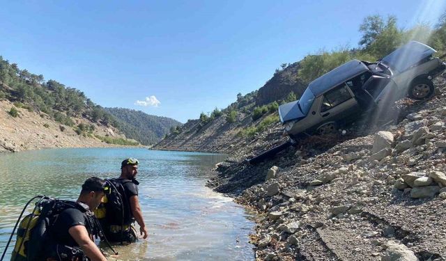 El freni çekilmeyen park halindeki otomobil baraj gölüne düştü