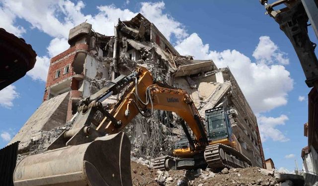 Elazığ’da ağır hasarlı yapıların yıkımları sürüyor