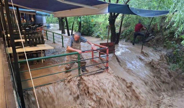 Erzincan’ın turizm beldesi Çağlayan’ı sel vurdu